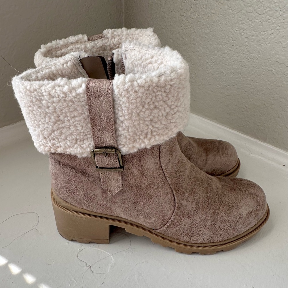Kids winter boots size 4